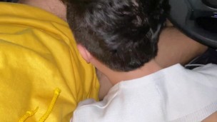 Cruising conductor de uber casado me pone a mamar su verga antes de follarme por el culo a pelo