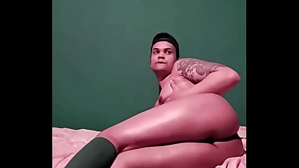 TS surpreende papai com sua bunda