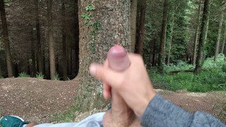 Exhibicionista Pasea Desnudo,Frota Su Pollón con el Arbol,y Su Esperma Sale Despacio