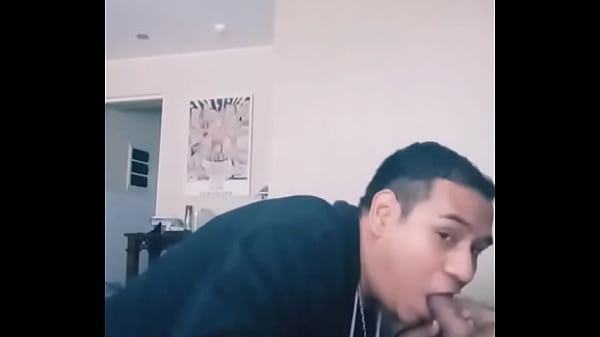 Albañil se queda haciendo tareas extras a jefe casado (hermosa mamada)