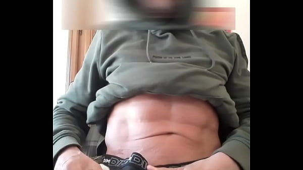 Branlette et éjaculation de mes grosses couilles bien pleines,