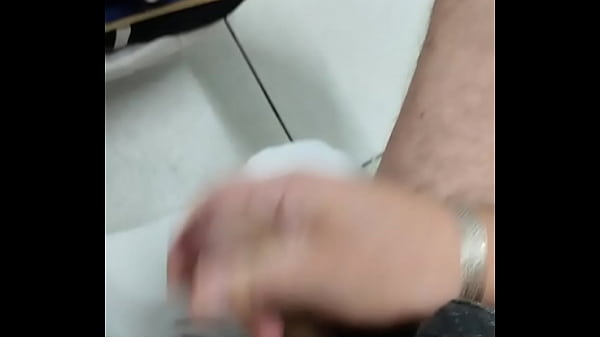 Gozando gostoso no banheiro do trabalho, não aguentei tive que gozar pra aliviar