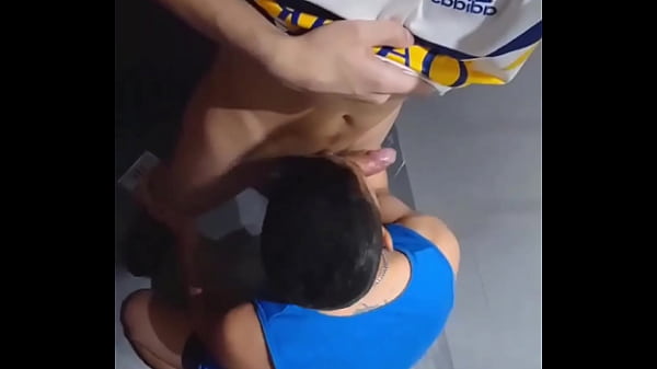 Me la chupa en el baño del gym