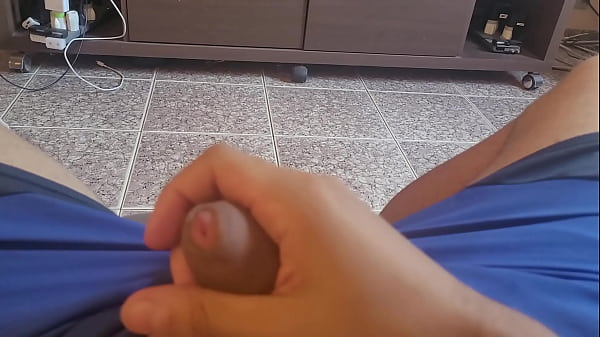 Batendo uma punheta bem gostosa