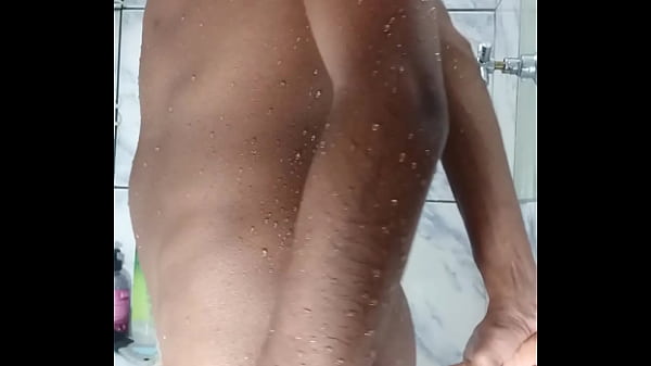 Brincando com dildo no banho