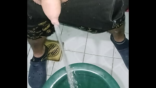 Meando un rato para después masturbarme el culo pt 1