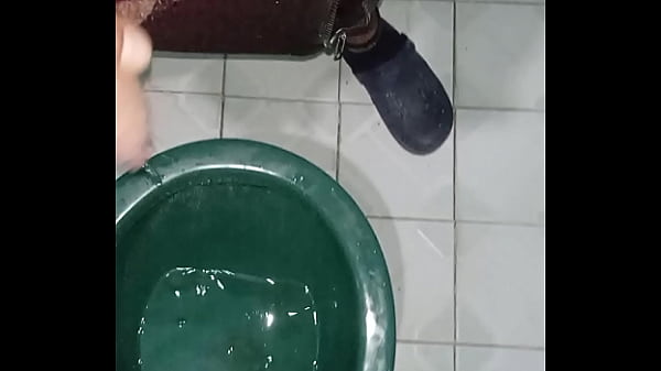 Meando un rato para después masturbarme el culo pt 2