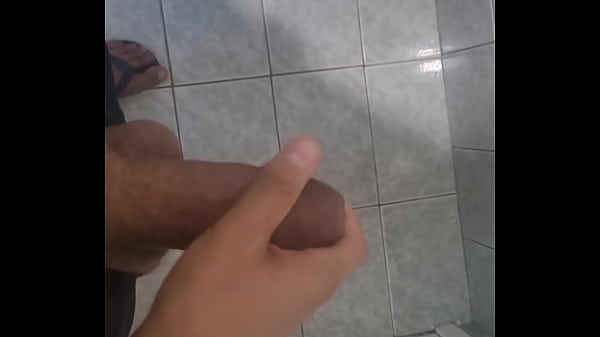 Punheta gostosa escondido no banheiro da festa de carnaval