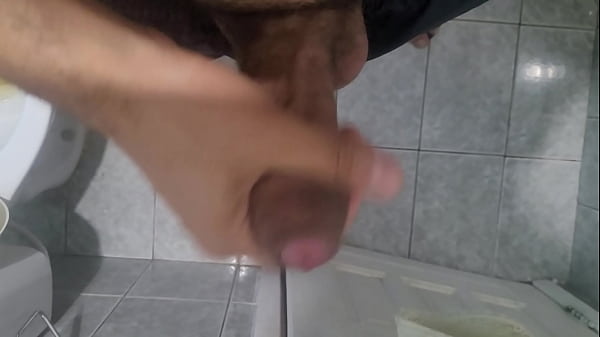 Punheta gostosa no banheiro do trabalho