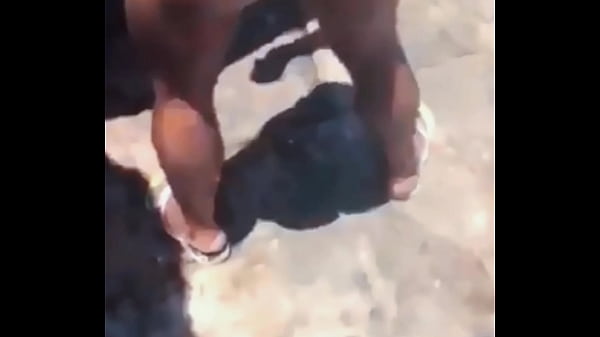 En la playa le lleno el culo de leche a mis amigos heteros