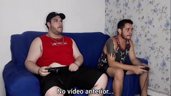 Apostando o Cu No Video Game e o Puto Saiu Daqui Vazando Leite – Parte 3 – Tava em casa cheio de tesão e meu amigo meu aqui jogar, mas meu pau não abaixava