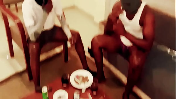 Comapñero de cuarto HETERO borrache y fumado me folla con su enorme polla