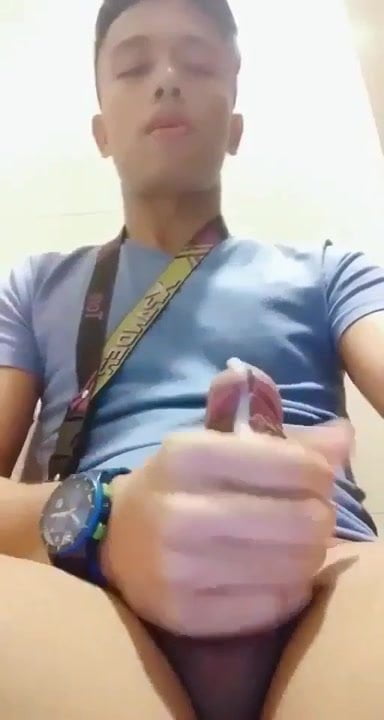 ASIAN FILIPINO COLLEGE STUDENT HANDJOB AT SCHOOL CR