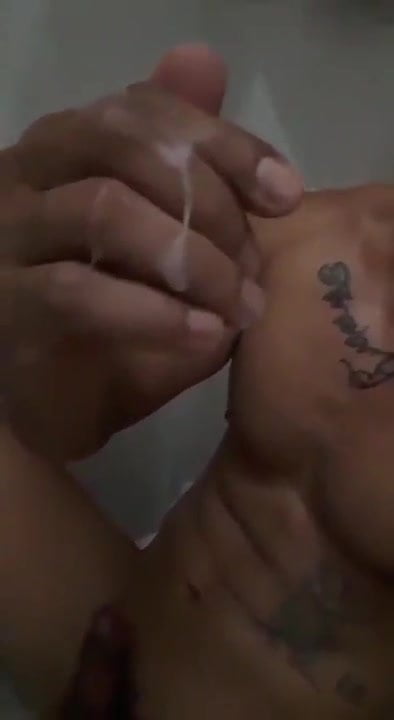 asian hunk JO in bathroom (1’32”)