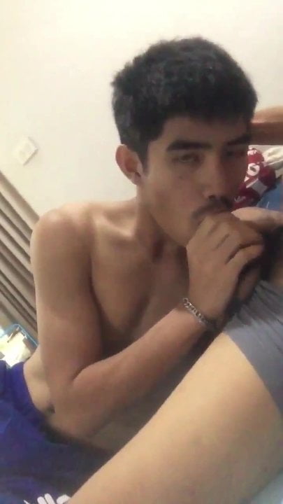 asian sucking friend on bed (40”)