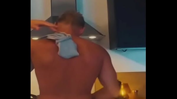 Compa de residencia me ve cocinando y se prende me folla y me corro sobre la cocina