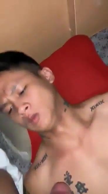 cute asian twink cumming & receiving cum on his closed lips