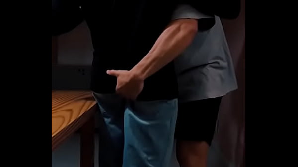 Deportistas calientes follando en su habitación de hotel