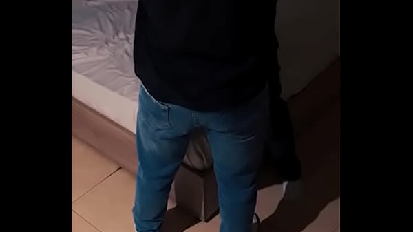 Despues de su despedida d soltero mi compa hetero me folla en su cama