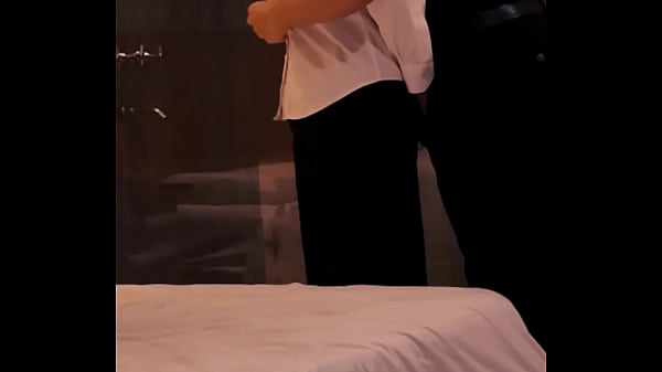 Follando salvajemente a mi vecino virgen luego de ver series en Netflix y unas copas