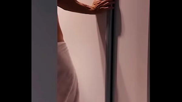 Me metí en la ducha de amigo hetero despechado y borrache porque su novia lo dejó