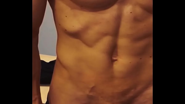 Mi mejor amigo me folla en las duchas del gym en los vestidores