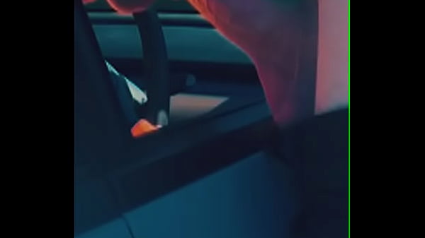 Mi vecino HETERO me descubre pajeandome en mi auto se prende y le hago una mamada