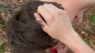 Je baise le cul d'un minet dans les bois et il prend tous mon sperme sur le visage