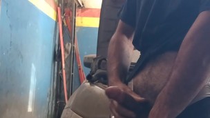 Mecânico se masturbando no trabalho