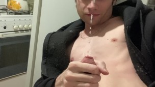 Мастурбация на столе на кухне кончая на голову спермой