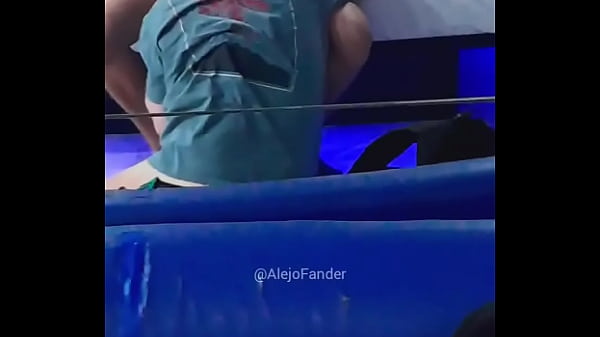 Hombre casado se atraganta chupando verga