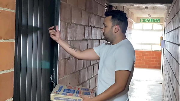 No tenía dinero para pagarle al repartidor de pizza y se cobró la entrega con mi culo a pesar de que era heterosexual