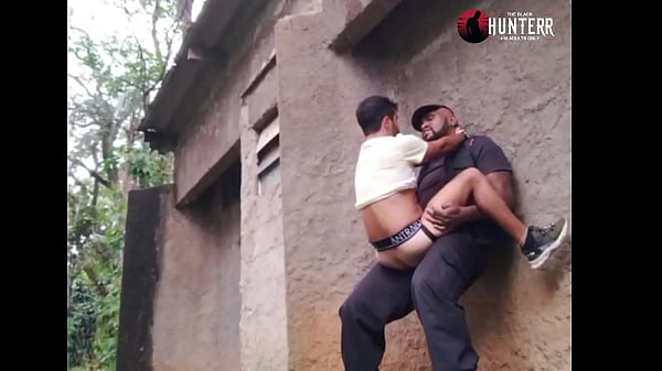 segurança colocou o baixinho pra mamar e cavalgar gotoso no parque