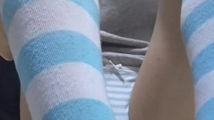 シマシマパンツを履いた男の娘が後ろ向きでお漏らししちゃった・・・