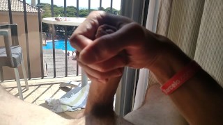 Exhibicionista Hace Correrse a Su Enorme Polla Frente a la Ventana Del Hotel para que Todos Le Vean