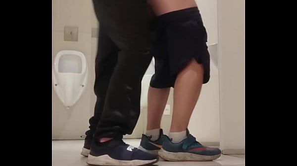 BANHEIRÃO DO SHOPPING, COMI O CU DO GOSTOSO NO PELO ATÉ LEITAR DENTRO