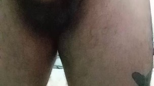 El gordo peludo creyo que era fácil meterse un dildo sin que doliera y termino por correrse