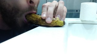 Hombre Maduro con Barba le Da una Buena Mamada al Platano con Corrida de Leche Incluida,Dame tu Poll