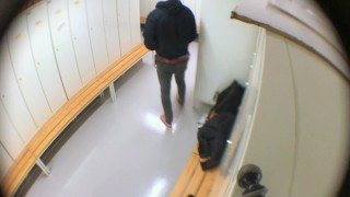 Horny dude jerking off in the locker room