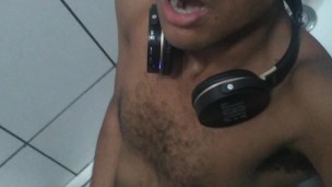 batendo punheta no banheiro público