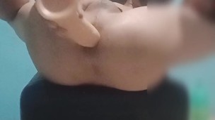 Consolador gigante en el culo de un casado