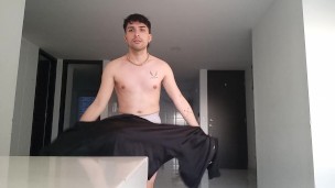 Niñato colombiano twink se queda solo en casa y se pone a bailar desnudo