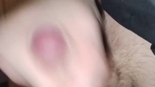 Un femboy ce masturbant tout en juissant et d'éjacule sur sa jupe et son haut de femboy