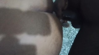 Le trago la enorme y gruesa verga de mi amigo enterita.